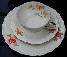 3-tlg.Sammeltasse..Schirnding Markenporzellan mit Muster und Blüten...Porzellan