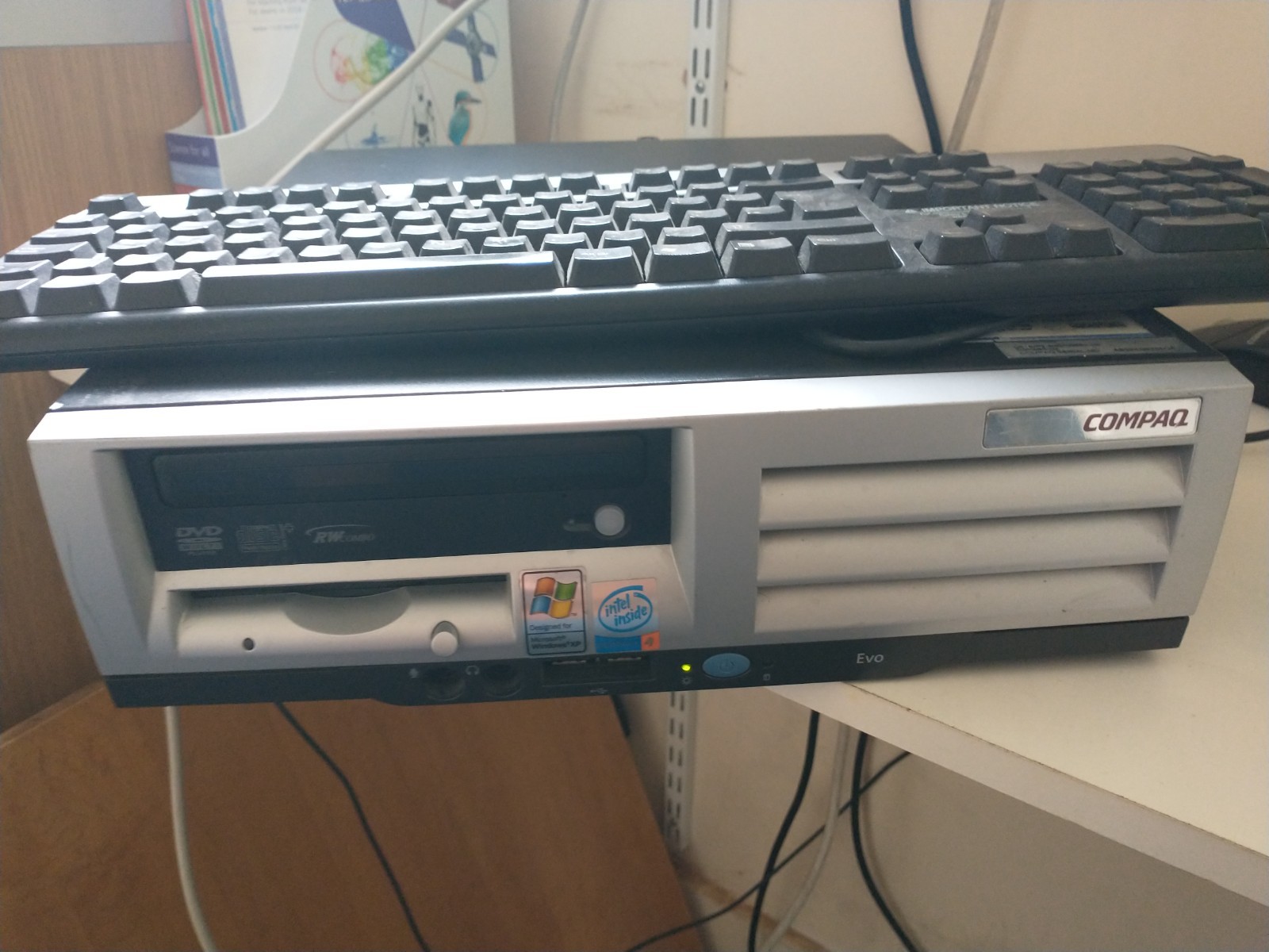 Compaq evo D500  VINTAGE RETRO Intel pentium 4 1600 mhz 1024 mb ram Formatted