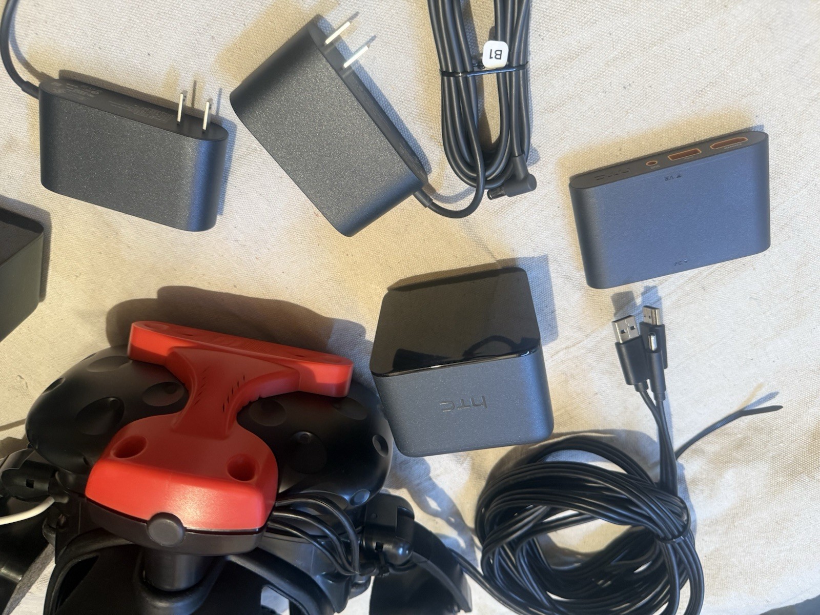 NEW HTC)Set Of Two)Vive Base Station Lighthouse SteamVR Plus 2 Head Sets-LinkBox