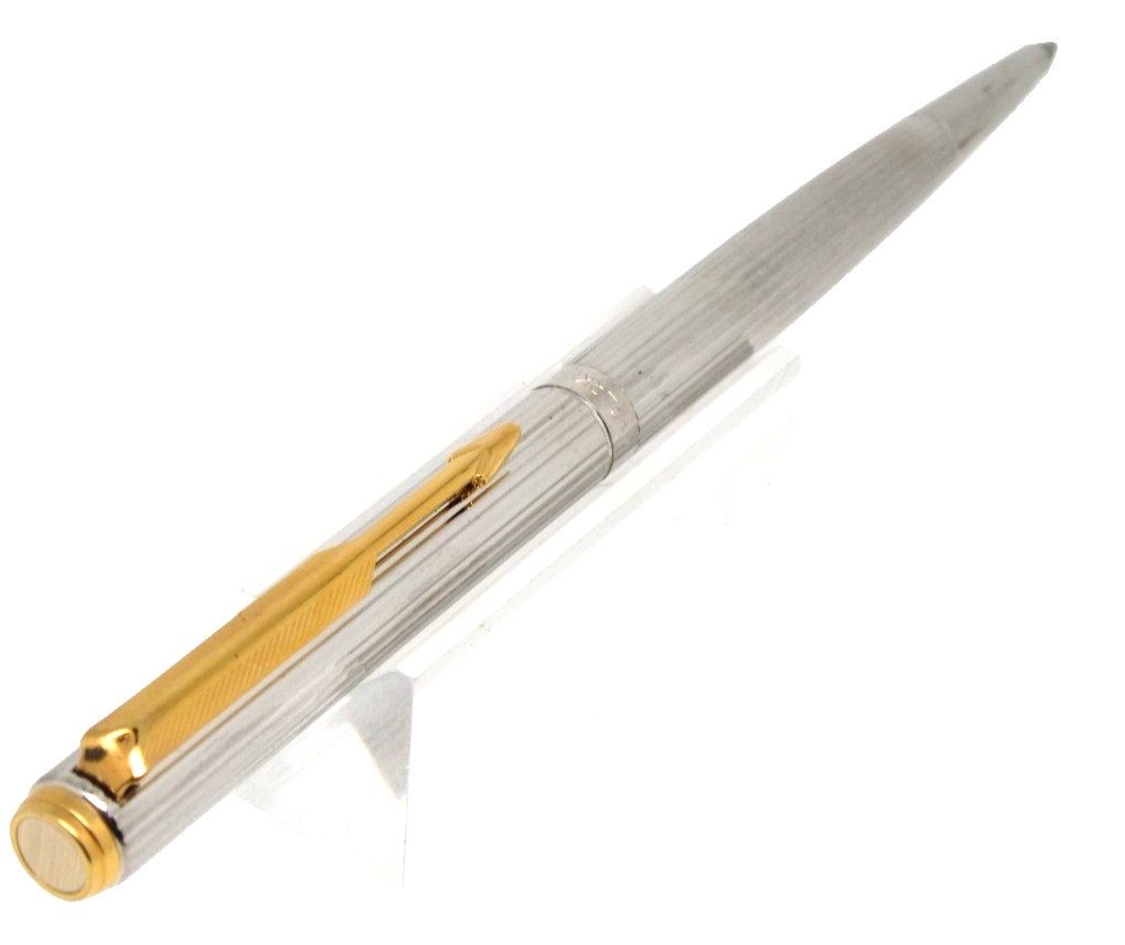 Stylo Parker 95 argent pour signer vos contrats importants avec élégance au bureau