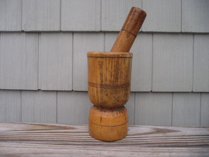 A RARE ANTIQUE PRIMITIVE MAPLE WOOD PUMP LATHED TURNED MOTAR AND PESTLE