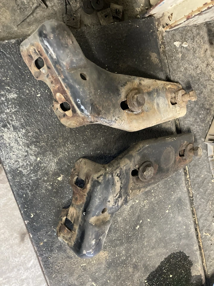 65 Buick Skylark Gran Sport 1965 parachoques delantero soportes de montaje Foto 2 de 4