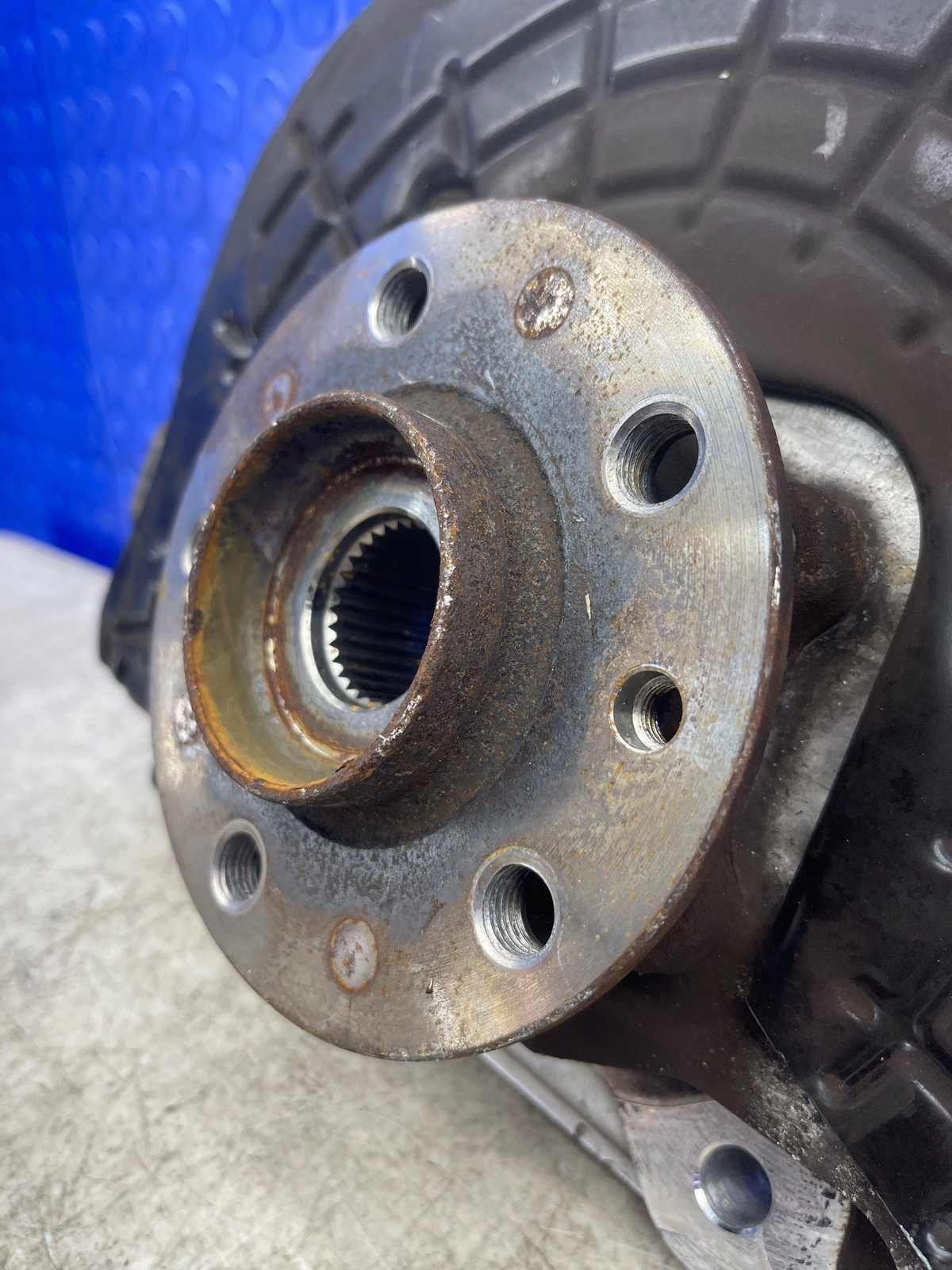 2017-2022 MASERATI LEVANTE OEM FRONT RIGHT SPINDLE KNUCKLE WHEEL HUB