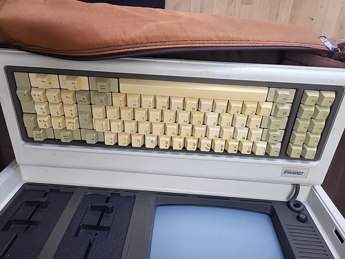 COMPAQ COMPUTER VINTAGE PORTABLE DESKTOP / POWERS ON SN. 1504051370 - Picture 4 of 11
