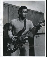 1978 Press Photo Football player Dave Martinez strums a bass guitar, Wisconsin