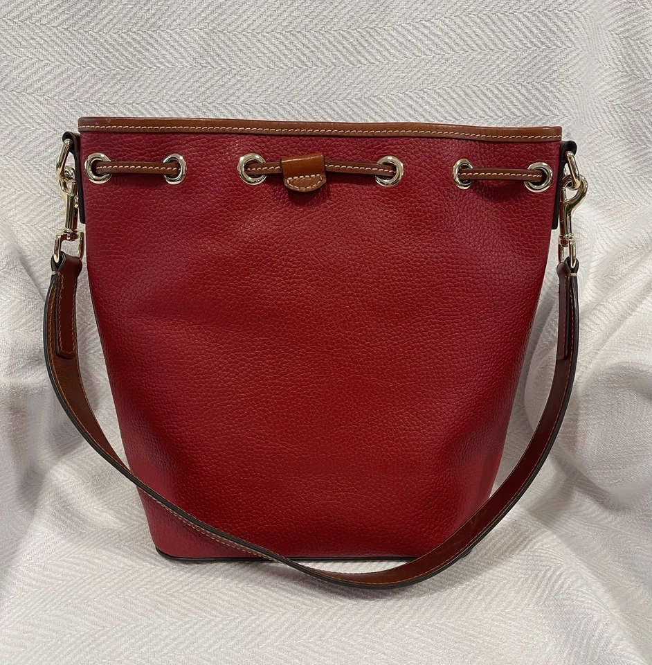 Bolso con cordón de cuero guijarro Dooney & Bourke, rojo, nuevo sin etiquetas, ¡haz una oferta! Foto 3 de 4