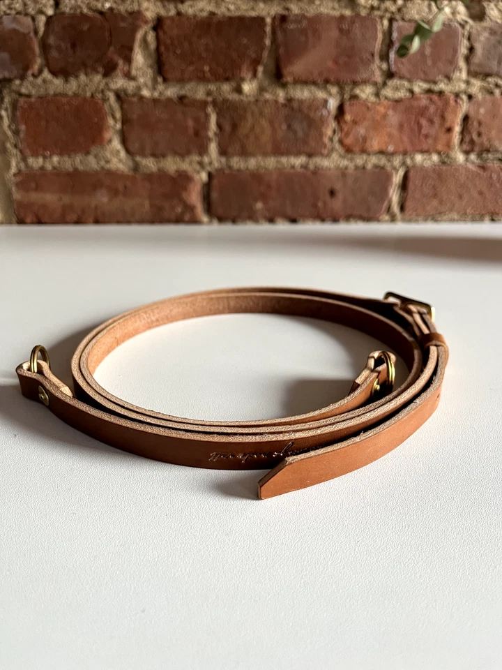 Correa ajustable de cuero marrón hecha a mano para cámara, Fieldwork Company "The No. 02" Foto 2 de 4