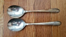 2 ANTIQUE VINTAGE COLLECTIBLE SPOONS 7" WM ROGERS MFG CO SILVER PLATE