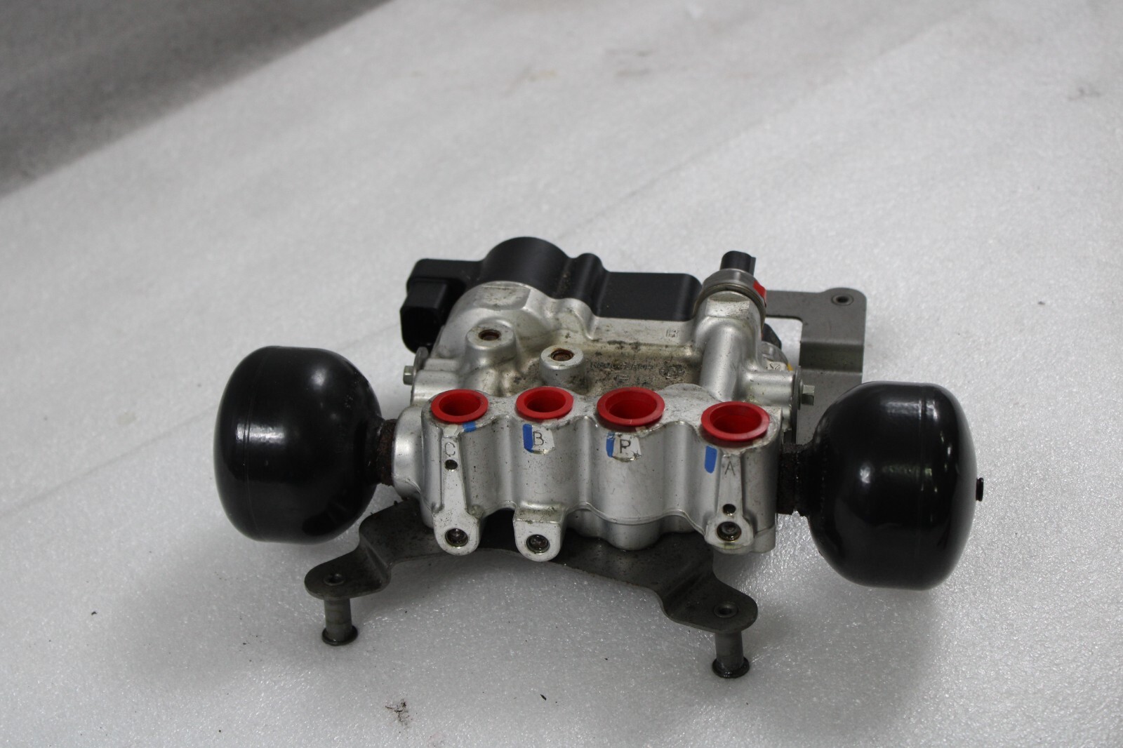 McLaren MP4-12C, Shock Absorber Valve Block, Used