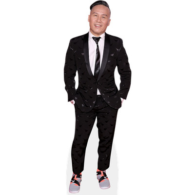Bradley Wong (Anzug) lebensgroßer Ausschnitt