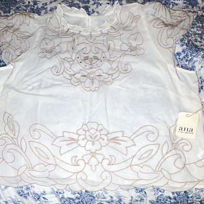 a.n.a a new approach Women's 1X Plus White/Beige Floral Embroidered Ruffle Top