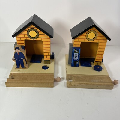 Imaginarium Thomas Train Wooden Railways G&O Gas Station With Attendant Lot Of 2