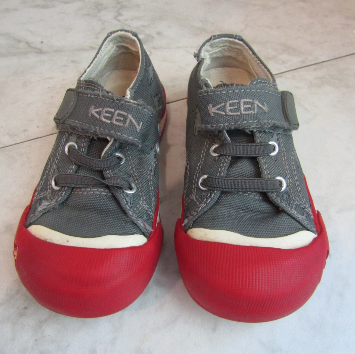 Scarpe da ginnastica KEEN grigio rosso tela squalo gancio e passante per bambini ragazzi taglia 7