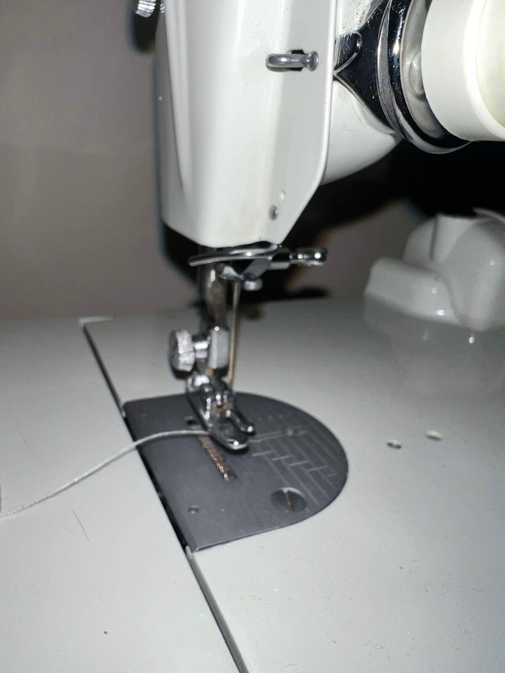 Vintage rare White Singer Featherweight 221k Sewing Machine inc