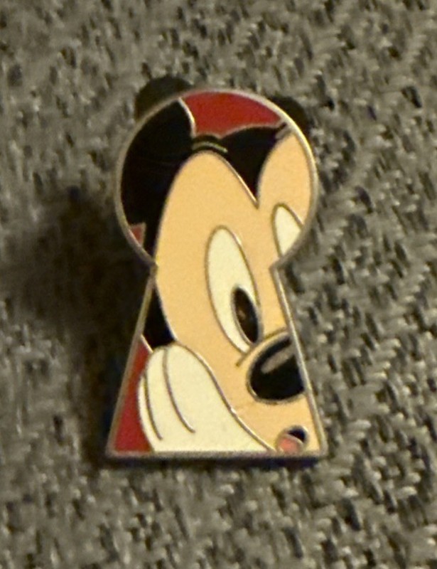 Mickey Mouse peeking through a Keyhole Pin  44522  2008 Walt Disney World WDW