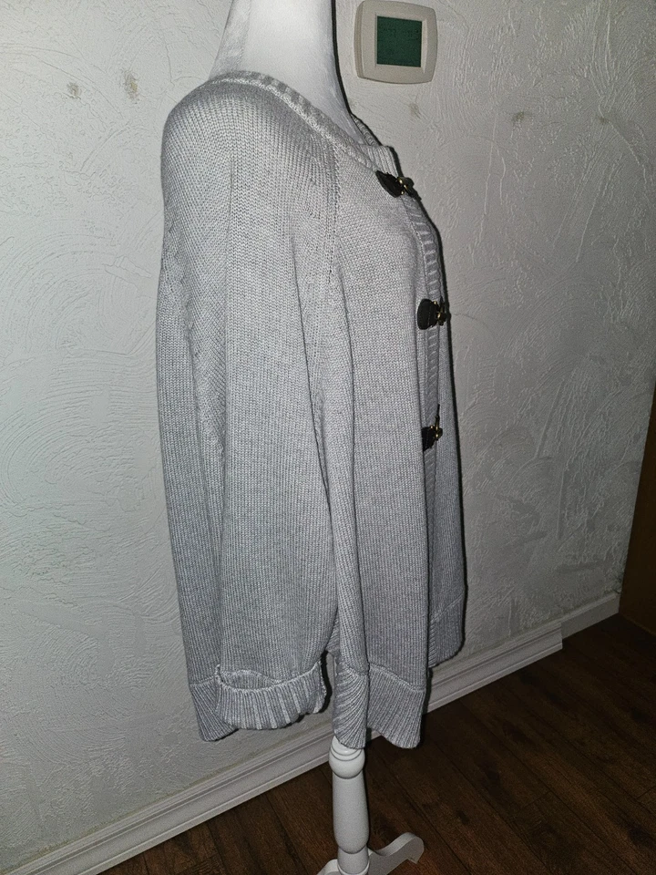 Suéter Banana Republic com fivela frontal cinza tamanho médio - Imagem 4 de 4