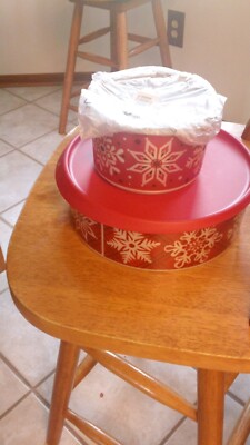 Lot of 2 -Tupperware SNOW FLAKE CHRISTMAS /HOLIDAY COOKIE/SNACK Canisters-used