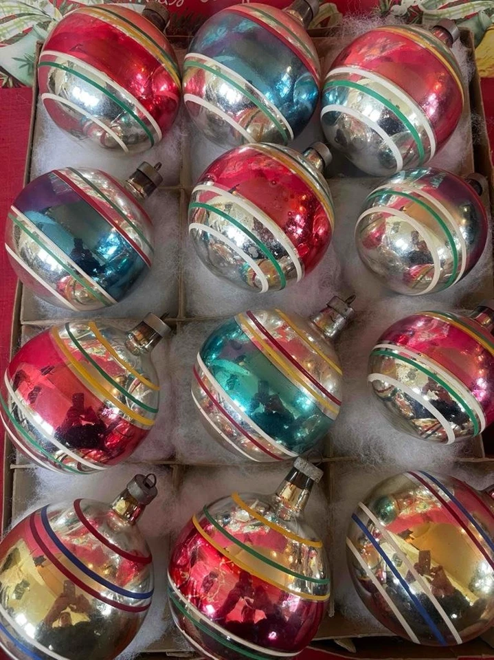 12 GREAT VINTAGE 1940s PREMIER CHRISTMAS ORNAMENTS IN ORIGINAL BOX : MADE IN USA - Image 2 of 4