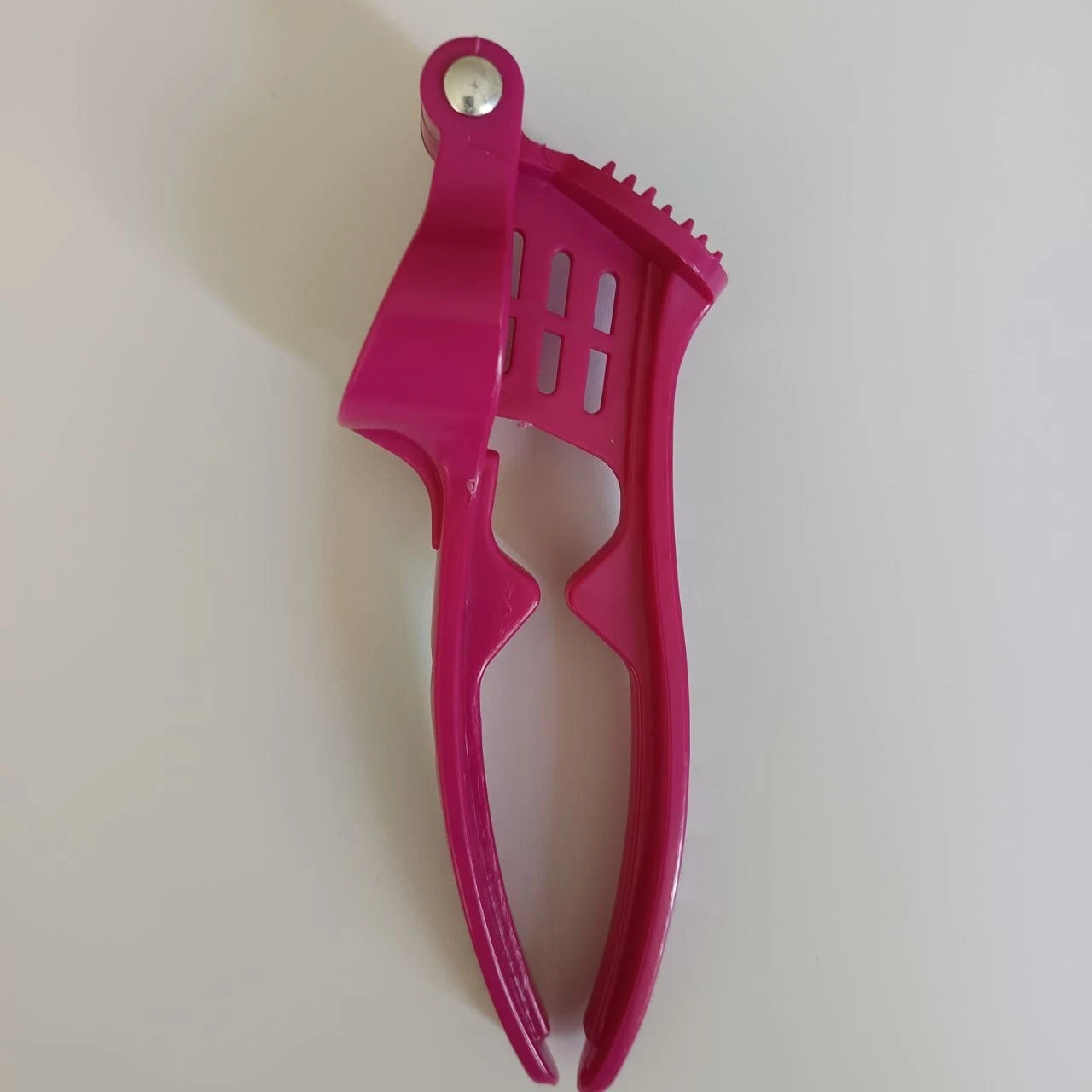 Pink Garlic Press Manual Garlic Mincer with Ergonomic Grip Easy Clean & Durable