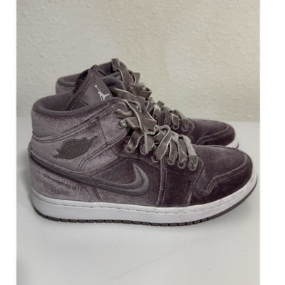 Nike Air Jordan 1 Mid SE Velvet Purple. Woman size 6.5