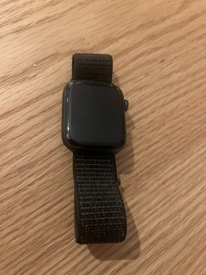 Apple Watch SE 44mm GPS Space Gray   A2352   mit OVP   Top Zustand