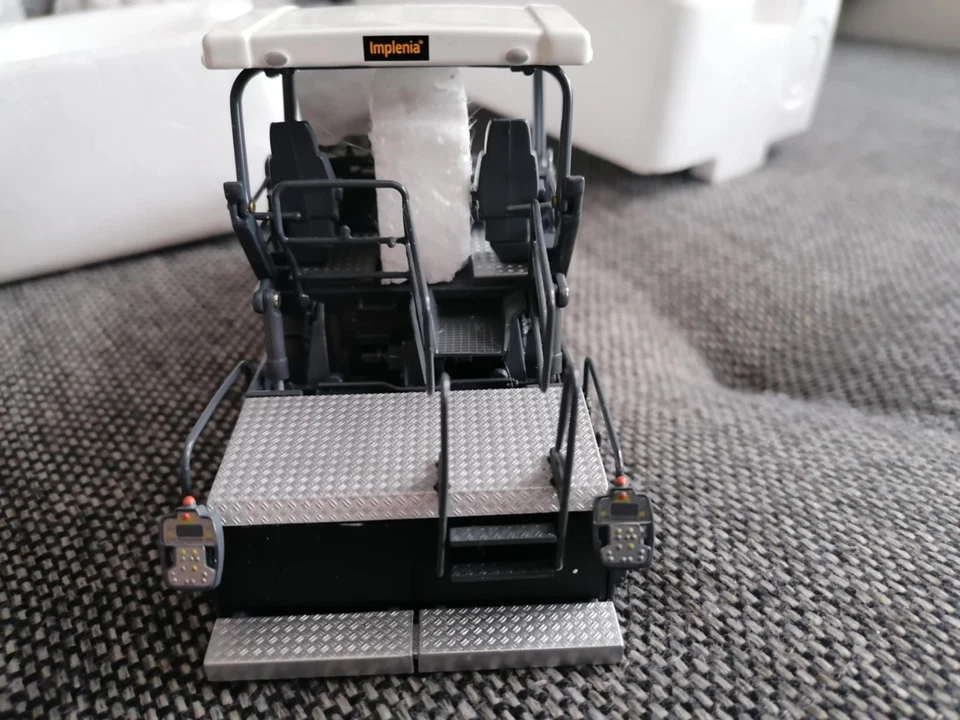 Pavimentadora de carreteras Vögele Super 1900-2 escala 1/50 NZG 671-12 Foto 2 de 4