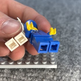 Lego Shuttle Expedition Astronaut Minifigures Lot of 2 sp123 & sp122 from 10231
