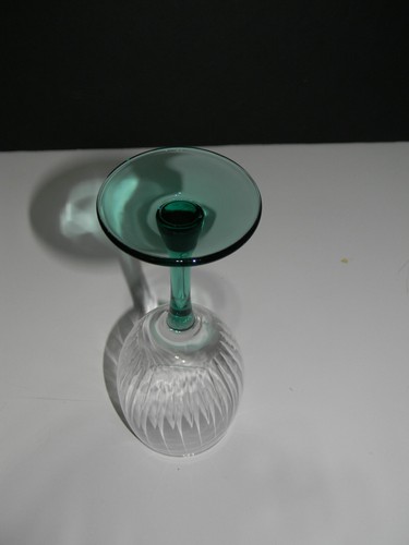 Vaso de vino de tallo verde acanalado con luz transparente 6 7/8" de alto - Imagen 11 de 15
