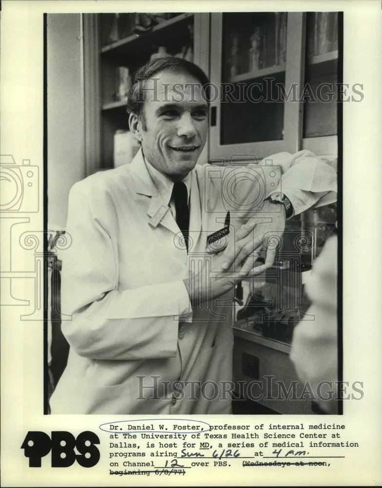 1977 Press Photo Dr. Daniel Foster hosts "MD," a PBS medical information series. - 画像1/2
