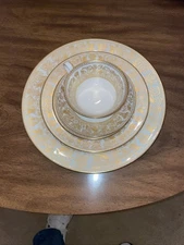 Wedgwood Gold Florentine 5 Piece Place Setting 1961-1986 W4219