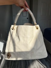 Authentic Louis Vuitton Artsy MM Monogram Lea...