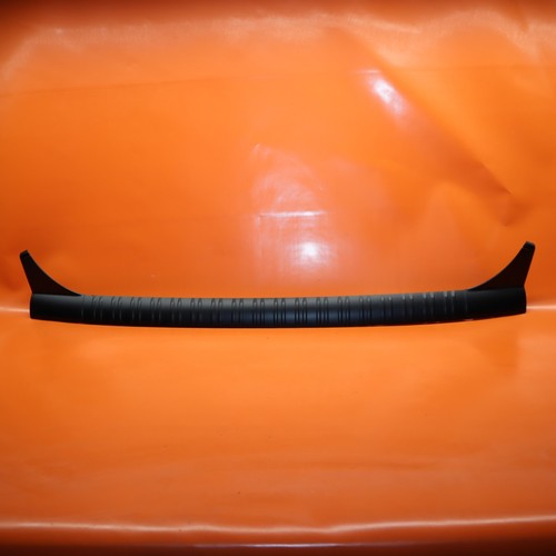 Rolls-Royce Phantom Rear Bumper molding P/N 7040027 Photo - $449
