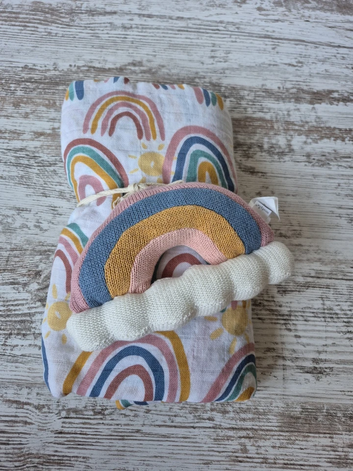 Nuevo Con Etiquetas Boutique Mud Pie Niña Niño Arco Iris Muselina Manta Sonajero Set Foto 3 de 4