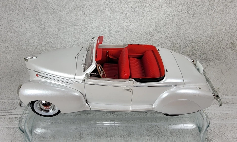 LINCOLN ZEPHYR 1939 CONVERTIBLE PEARL WHITE 1:32 ROAD SIGNATURE - Image 4 of 4