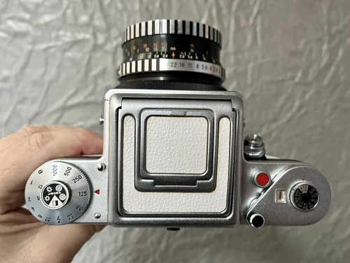 Magnifique appareil photo Pentacon Six 6x6 avec objectif Carl Zeiss Jena Biomer 2,8/80 mm. - Blanc - Image 4 sur 10