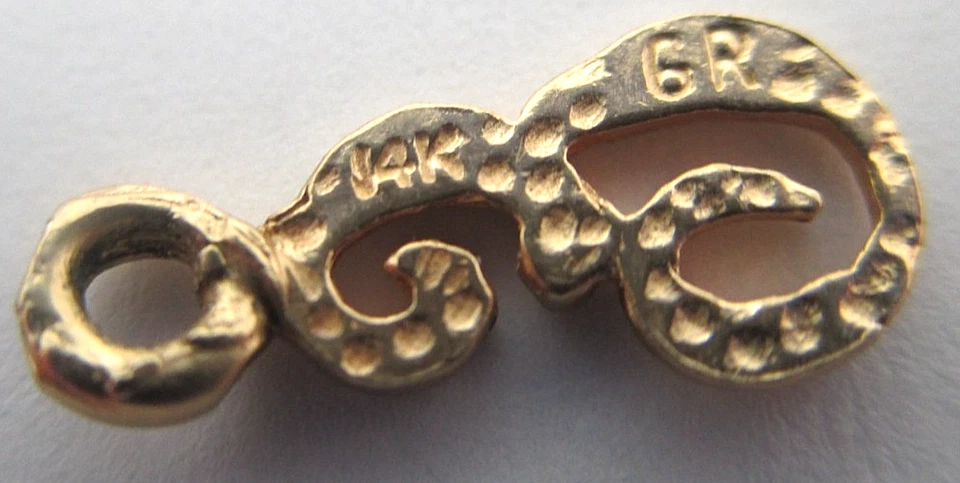 Colgante Vintage Oro Amarillo 14k Dije Grabado Cursiva "E" Firmado Foto 3 de 4