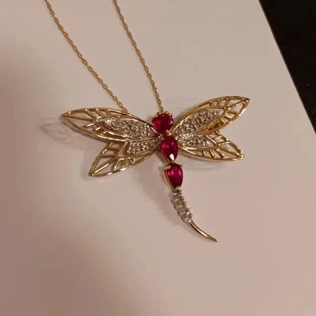 Colgante libélula para mujer con rubí rosa simulado corte pera enchapado en oro amarillo de 14K Foto 4 de 4