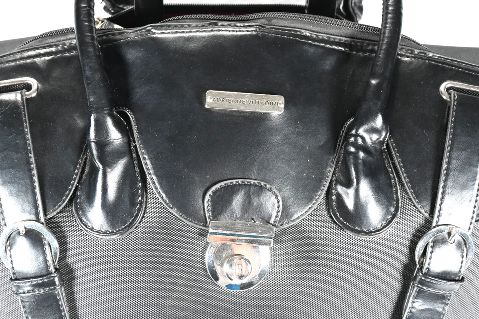 Bolsa de transporte de viaje con ruedas negra Adrienne Vittadini con asa telescópica Foto 2 de 4