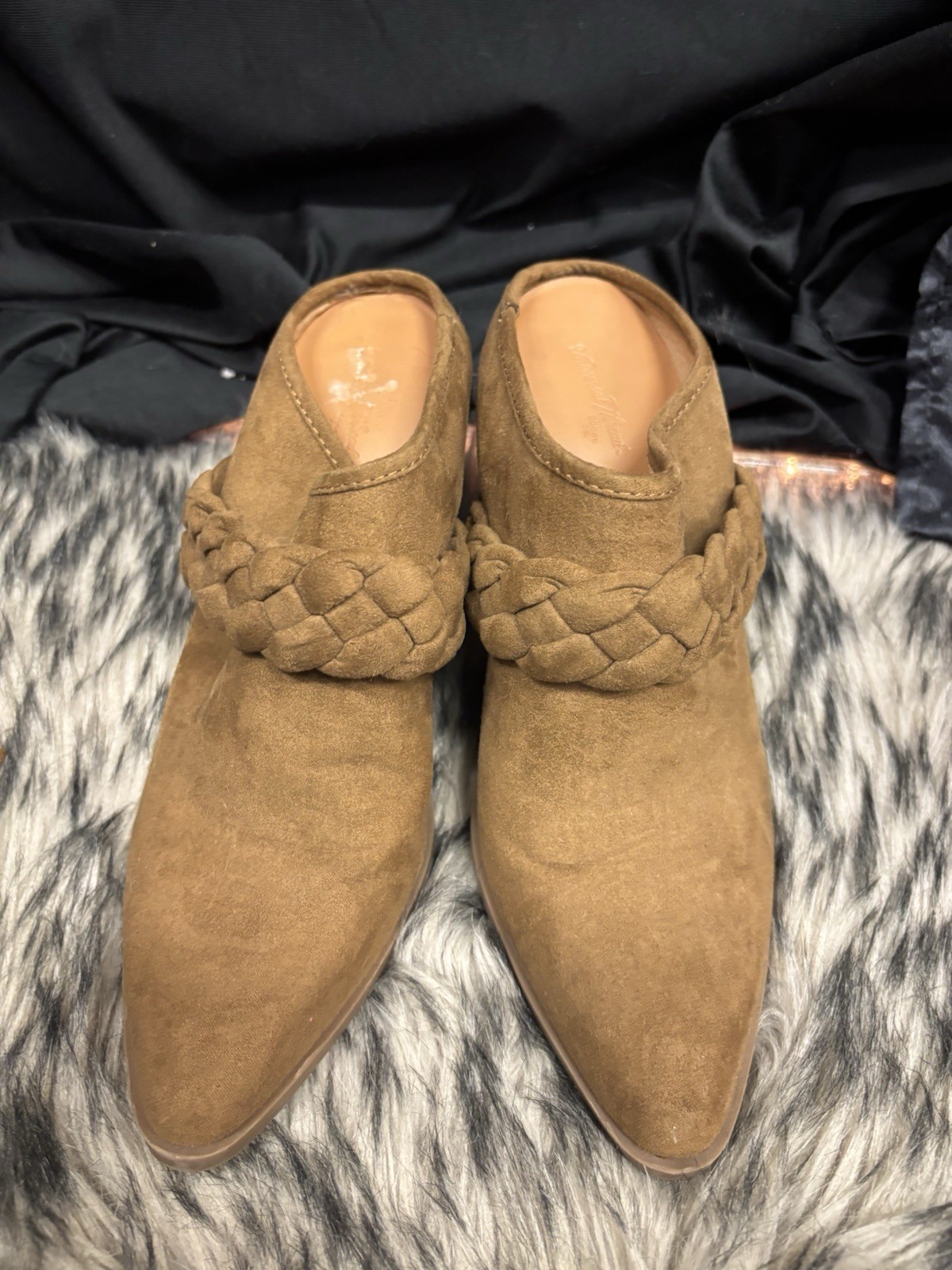 Universal Thread Shoe - image 3