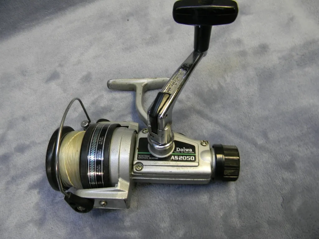 VINTAGE DAIWA A52050 GRAPHITE BEARING HIGH-SPEED SPINNING REEL-WELL USED