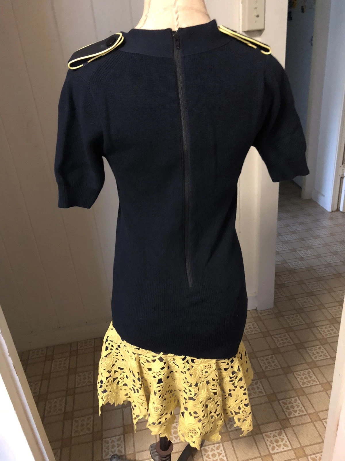 Abito blu navy SACAI taglia XS con pizzo floreale giallo vita a goccia spalline con