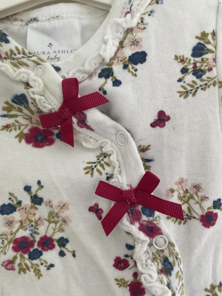 Laura Ashley Bebé Niñas Floral Encaje Borde A Presión Manga Larga 1 Pieza Blanco 3-6M Foto 4 de 4