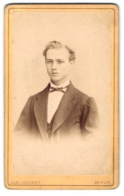 Fotografie Carl Seegert, Berlin, Gr. Frankfurter-Str. 72-73, Porträt eines jung 