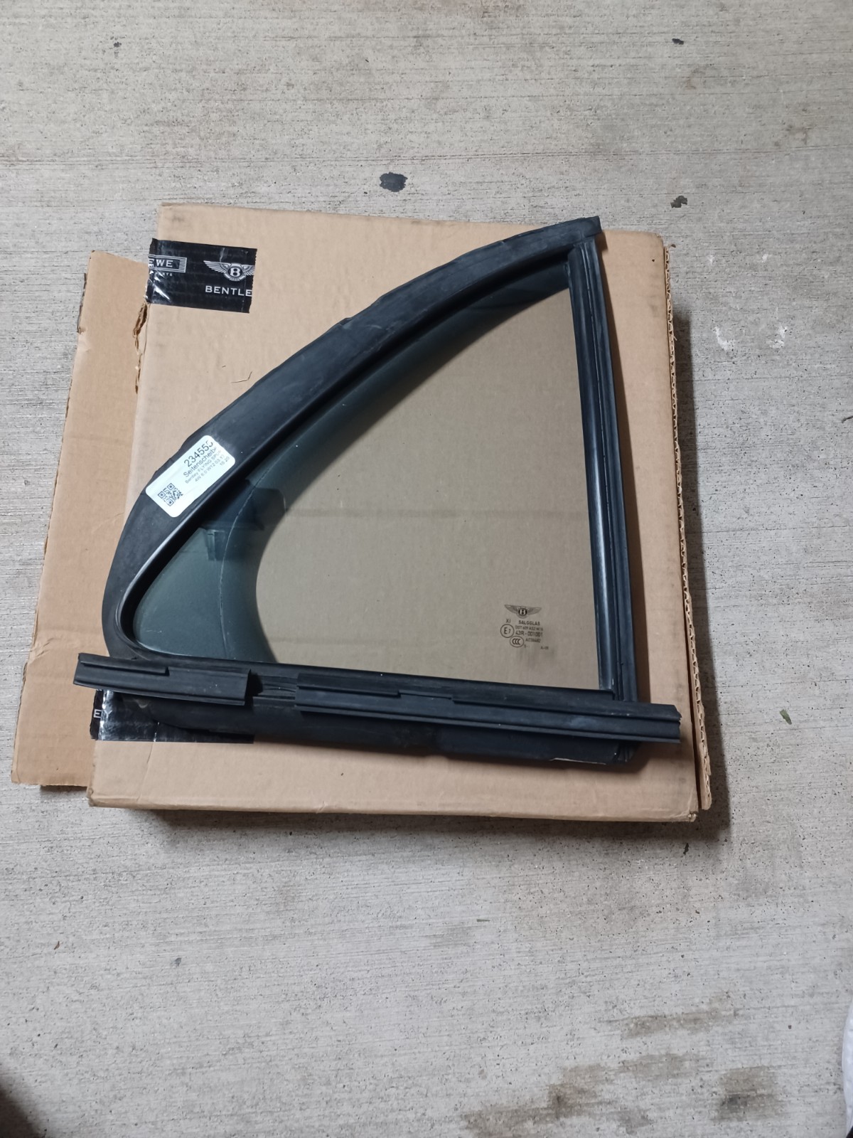 13-18 Bentley flying spurside window Quater glass rear right  4W 4W0845216