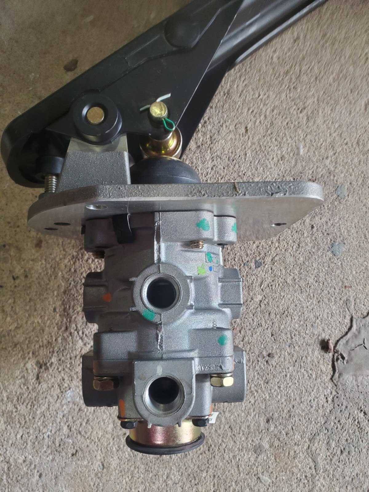 Genuine Bendix Complete E6 Foot Brake Valve With Treadle Assembly, 286171