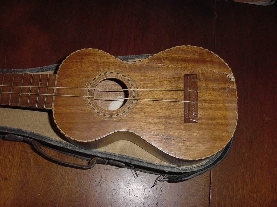 HAWAIIAN UKULELE UKE AND ORIGINAL CASE 1920S NICE UKE TRIM - Image 4 of 4