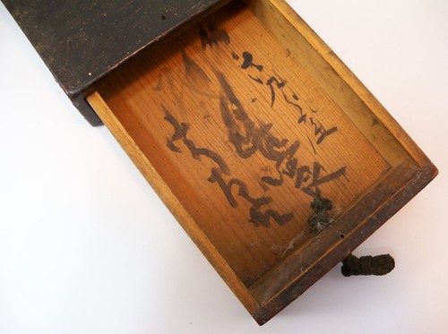 Antique Japanese Wood Book Pamphlet Box with Shell Netsuke - Picture 11 of 12