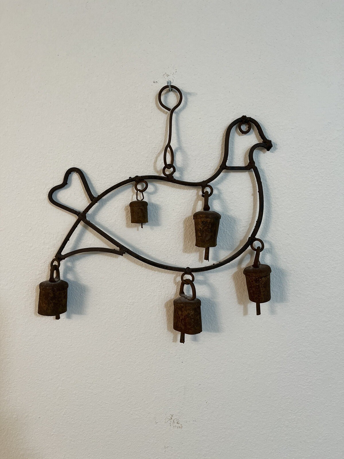 VINTAGE METAL DOVE BIRD WITH 5 SMALL NOAH  BELLS PRIMITIVE WIND CHIMES