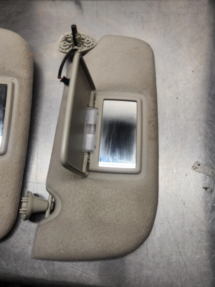 05-07 GMC Envoy XL XUV GM Parasol Iluminado Delantero Izquierdo Izquierdo y Derecho Derecho Beige Foto 4 de 4