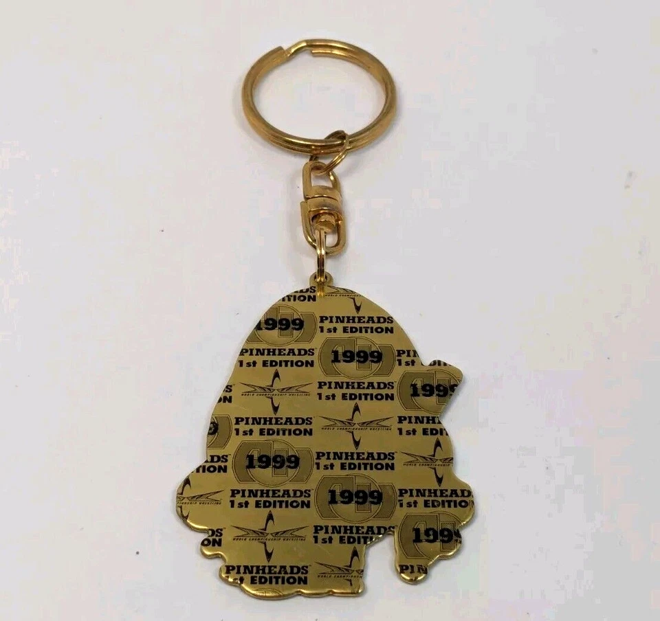 Llavero de lucha libre WCW NWO Sting 1999 cabezas de alfiler 1ª edición tono dorado Foto 3 de 4